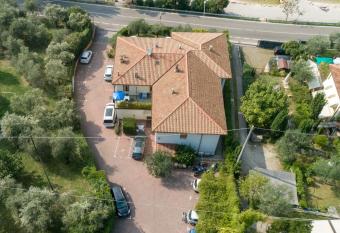 B&B Hotel Delle Rose allows 18 year olds to book a room