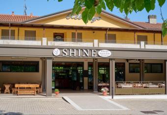 Albergo Shine has Balcony rooms