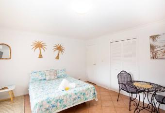 GORGEOUS STUDIO + 100M TO BEACH + POOL allows 18 year olds to book a room