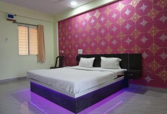 SPOT ON Hotel Golden Lodge allows 18 year olds to book a room