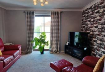 Huku Kwetu - The Maltings Red Door- 2nd Floor-1 Large Bedroom Apartment -Self Catering-Quiet- Free Parking allows 18 year olds to book a room