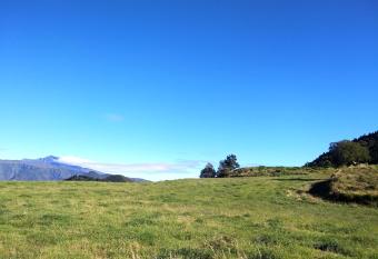 Changement d air pr  s du volcan allows 18 year olds to book a room