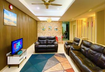 Idaman Bayu Homestay 4 Bedrooms by DKAY in Sendayan has Balcony rooms