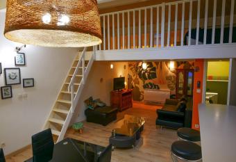 G  te d Isa- gitesdesbalcons-com allows 18 year olds to book a room