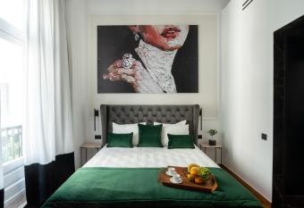 Athens Flair has rooms with a private hot tub