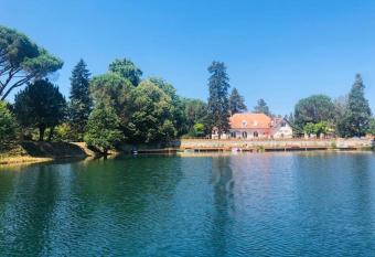 Domaine le lac bleu allows 18 year olds to book a room