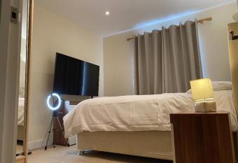 Remarkable 2-Bed Apartment in Cheltenham has Balcony rooms