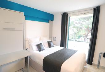 H  tel de la Plage - HDLP has rooms with a private hot tub