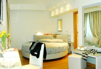 Hotel Royal Caserta has rooms with a private hot tub