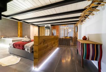 Perego Industrial Design Loft - Cenisio, Sempione MM5 has rooms with a private hot tub