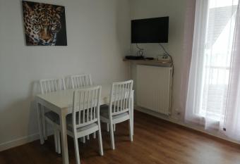 Chaleureux studio tout confort has Balcony rooms