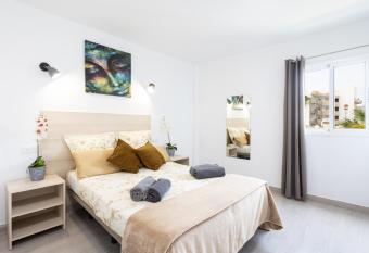 Black Cat Surf House 1 B allows 18 year olds to book a room