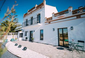 L Hotelet del Delta allows 18 year olds to book a room