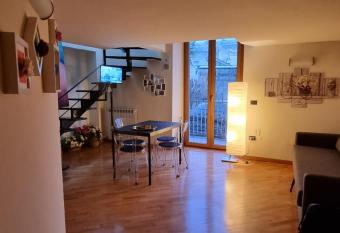 LEONARDO Apartment has rooms with a private hot tub