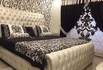 The Red one bedroom apartment in Bahria Town has Smoking/Balcony rooms