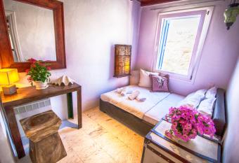 Villa Aqualis allows 18 year olds to book a room