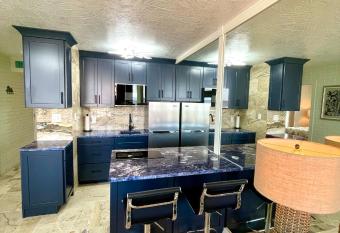 Sea Dreams o Beachside 1 bedroom at Symphony Beach allows 18 year olds to book a room