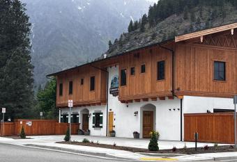 Enchantment Lodges - 5 min walk to downtown allows 18 year olds to book a room