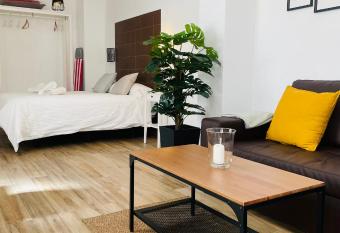 Patio de Los Barberos 2 has Balcony rooms