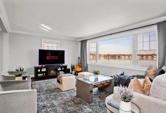 Waterfront house walking distance from Cove Beach-5 mins to downtown/only 40 min to NYC has Balcony rooms