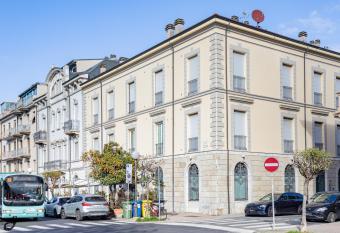 Elena House Platinum Apartment has rooms with a private hot tub