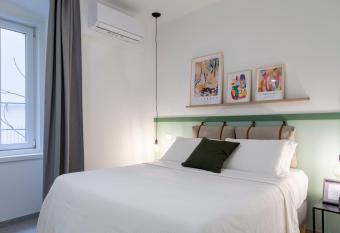 Stylish apartment with an arty touch Fast WiFi allows 18 year olds to book a room