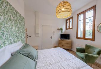 Le Nid - Appart Hotel Le Gatsby allows 18 year olds to book a room