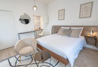 L avant-gardiste - Appart Hotel Le Gatsby allows 18 year olds to book a room