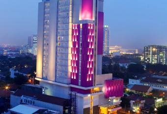 Hotel Santika Premiere Gubeng Surabaya allows 18 year olds to book a room