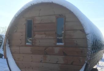 Le Scandin Havre has rooms with a private hot tub