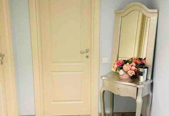 La Bella Ared has rooms with a private hot tub