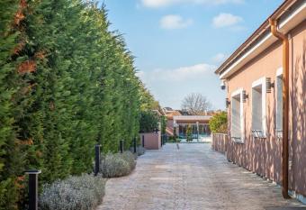 MARQUIZ VILLA has rooms with a private hot tub