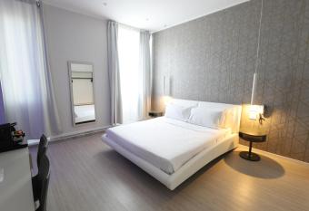 Cadorna Luxury Hotel allows 18 year olds to book a room