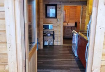 Lakeside Cottage On Muskoka Shores has Balcony rooms