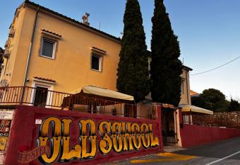 Hostel Old School has Balcony rooms