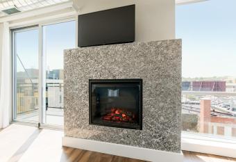 Upscale Two Bedroom Stay Less than 10 miles to Arrowhead Stadium 648 allows 18 year olds to book a room