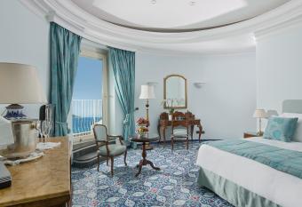 Punta Molino Beach Resort & Thermal Spa has rooms with a private hot tub