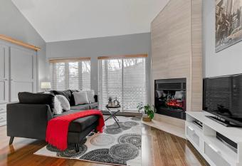 Condo Ski-In Ski-Out Stoneham has Balcony rooms