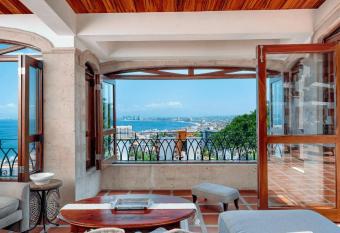 Marcela Resort & Spa has rooms with a private hot tub