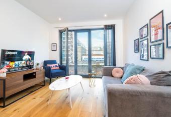 Candy-Chic 1 Bedroom Apartment - City Centre has Balcony rooms