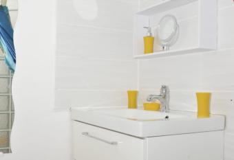 Studio Hibiscus has Balcony rooms