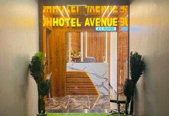 HOTEL AVENUE AC ROOMS has rooms with a private hot tub