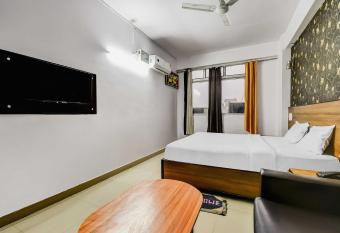 OYO Flagship Hotel Sunset Inn allows 18 year olds to book a room