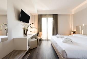 Hotel Garden Experience has rooms with a private hot tub