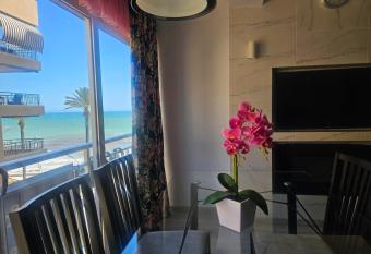 Bonito apartamento en Santa Pola allows 18 year olds to book a room