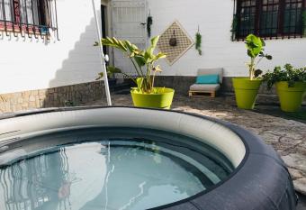 Villa Las Tejas con JAKUZZI, 3 minutos andando de la playa 6-8 personas allows 18 year olds to book a room