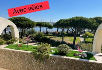Studio vue port, belle terrasse, piscine has Balcony rooms