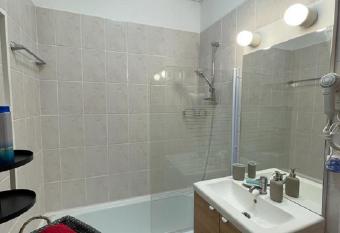 Bucharest Central Apartment 3 has rooms with a private hot tub