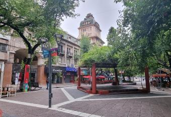 Peatonal 4 allows 18 year olds to book a room