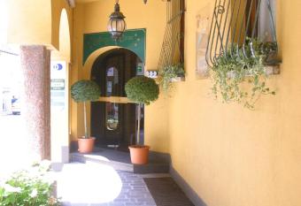 Albergo Della Corona allows 18 year olds to book a room